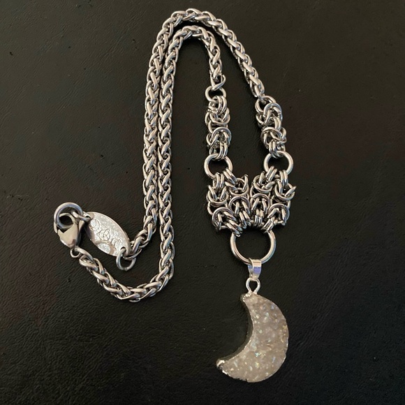 Handmade maille gemstone white druzy quartz crystal crescent moon boho necklace - Picture 5 of 14